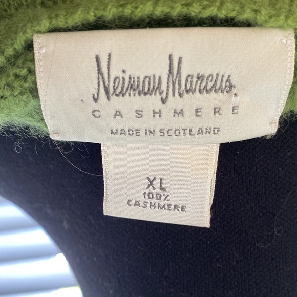 Neiman Marcus Beautiful Cashmere V Neck Cable sweater Neiman Marcus - Picture 3 of 6